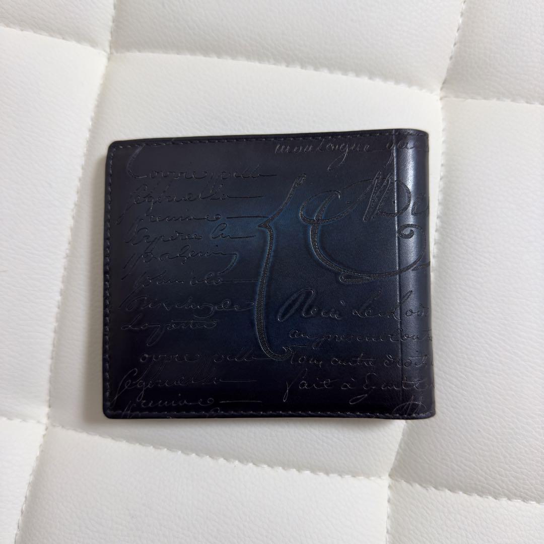【Berluti】Makore Scritto Leather Compact Wallet 財布 Makore Scritto Leather Compact Wallet | Berluti US