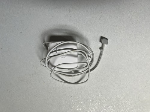 Apple 13" MacBook Air Early 2014 1.4GHz Core i5 250G HD 4GB Laptop(OS X/Charger) - Picture 7 of 7