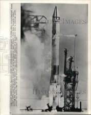 1964 Press Photo Atlas-Centaur space rocket lifts away from its launch pad, FL