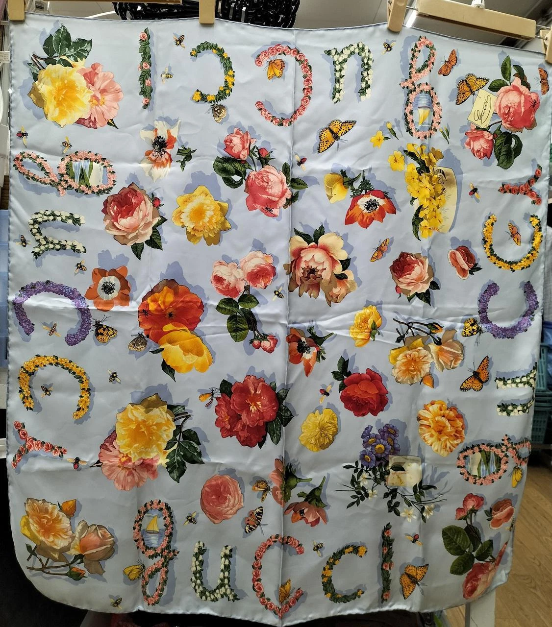 Gucci écharpe vintage en soie motif fleurs, papillon bleu, style ancien