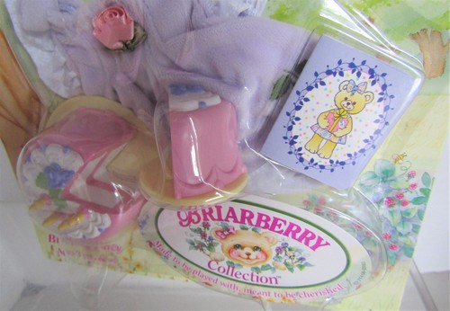 JUEGO DE FIESTA DE CUMPLEAÑOS PÚRPURA Fisher-Price Briarberry Bears, como nuevo en tarjeta, 1998 - Imagen 2 de 4