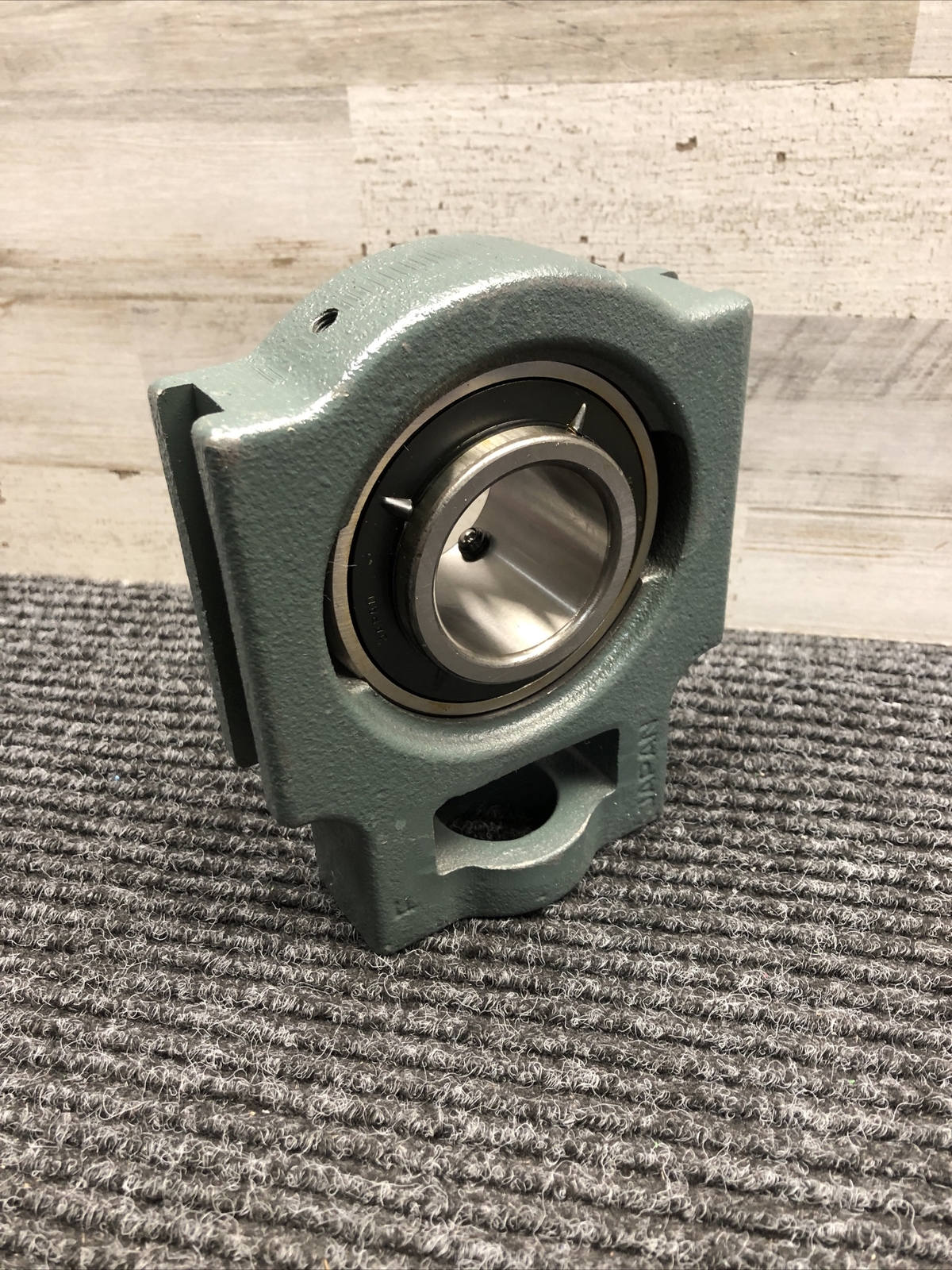 New Open Box NTN New Ball Bearing Take Up 40 mm Bore 16 mm Slot UCT208D1 