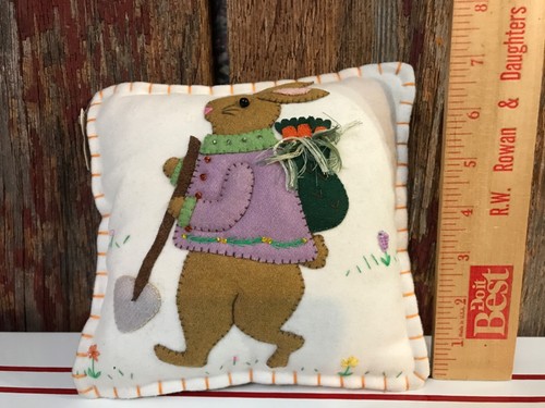 "Cuscino applicato coniglio di Pasqua C&F Enterprises 7""x7" - Foto 2 di 4