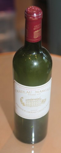 Château Margaux 2002 leere Flasche und Tasse