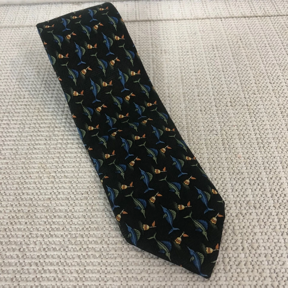 Corbata para hombre Mark Jason negra con pez marlín azul 2,5 pulgadas de ancho 50 pulgadas de largo Foto 2 de 4