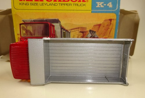 Matchbox Kingsize K-4C Leyland Tipper d'weinrot y plata "LE"" parte superior en caja - Imagen 7 de 9