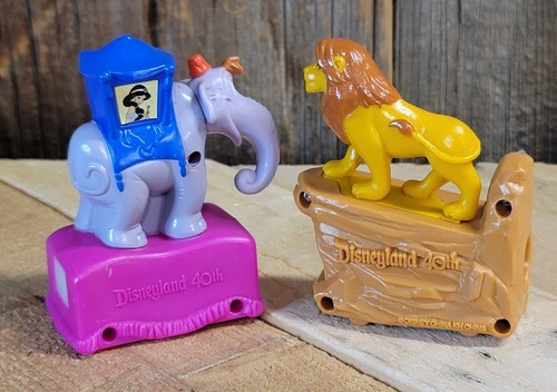 Disneyland 40o Aladdin's Oasis Elefante, Rey León Simba, Juguete Visor 1995 - Imagen 6 de 10