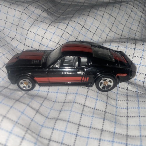 Ford Mustang 1967 Shelby GT 500 Hot Wheels rayas negras rojas 30 2011 Malasia - Imagen 2 de 5
