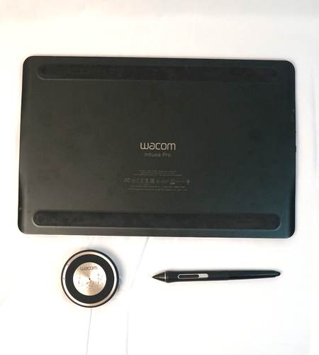 Wacom PTH-660 Intuos Pro Graphic Tablet With Pro Pen 2 and Stand - Bild 2 von 2