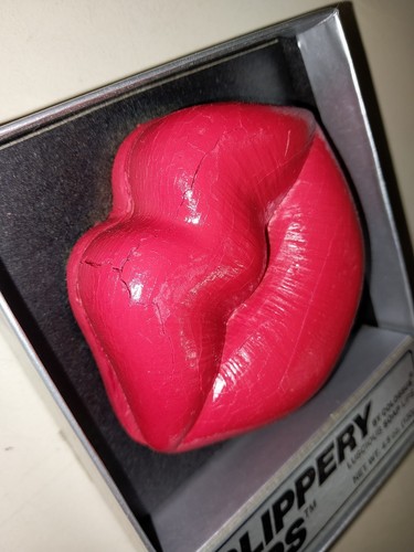 Soap- vintage slippery lips by colossus luscious soap lips 4.5 oz - Picture 2 of 3