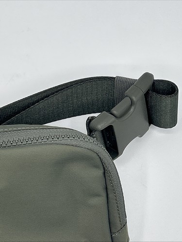 Lululemon Everywhere Gürteltasche - Armeegrün Crossbody Bauchtasche Einheitsgröße - Neu - Bild 4 von 11
