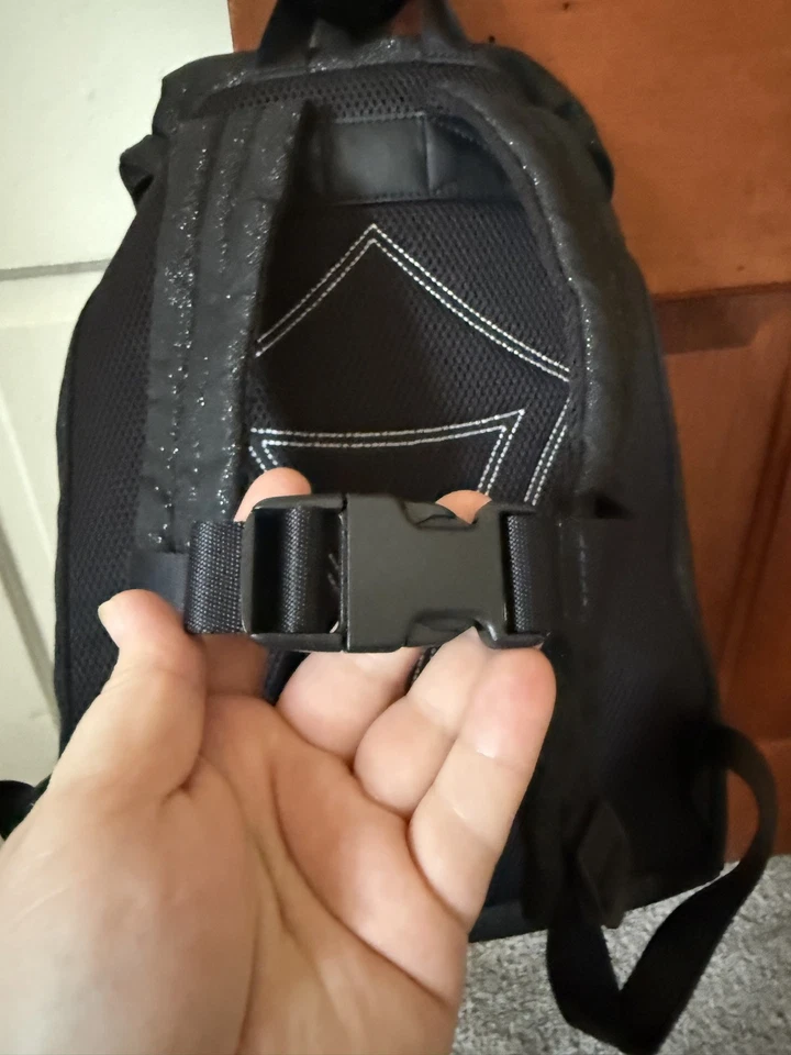 Mochila Ivivva by Lululemon Where to Next en negro brillo Foto 4 de 4