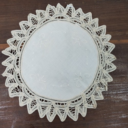 Vintage Applique Doily Beige 11 Inch Round - Picture 2 of 2