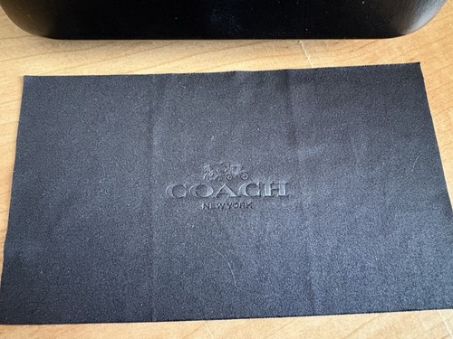 Estuche y paño de limpieza para gafas de sol COACH New York rígidas negras con almeja - Imagen 5 de 5