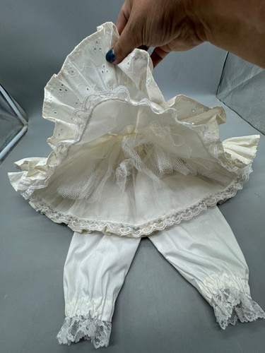 Vintage weiß Ösen Spitze Mädchen Kleid Flügel Rüschen Saum & Unterhose 3 Teile LESEN - Bild 2 von 6