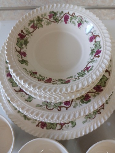 22 Piece Set Harker Royal Gadroon Grapevine Service for 4 w/ Creamer and Sugar - Picture 5 of 6