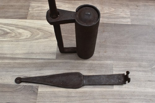 Cerradura de almohadilla de barril grande de hierro herrero hecho a mano antigua coleccionable con llave funcionando - Imagen 9 de 11