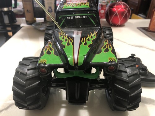 NEW BRIGHT 1/12 scale RC MONSTER JAM GRAVE DIGGER 12” Long Remote Control READ!! - Picture 3 of 10