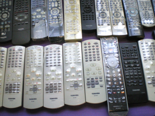 LOT OF 39 TOSHIBA REMOTE CONTROLS ORIGINALS ONLY - Picture 7 of 10