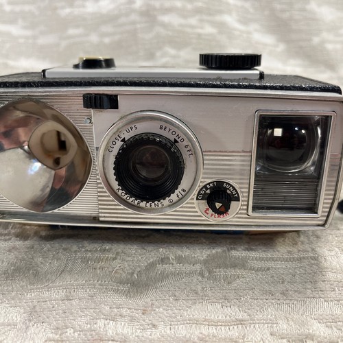 Vintage Kodak Brownie Super 27 Camera Kodak Lens f/8 with Built-in Flash -- 2829 - Picture 2 of 13