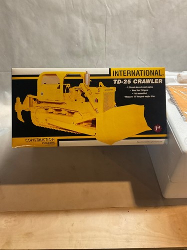 International brand, TD-25 Crawler, 1:25 scale collectable models. - Picture 8 of 10