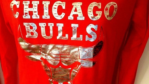 Chicago Bulls Womens Top Size Medium Red Long Sleeve Tee Silver Sparkle Logo NBA - Picture 2 of 4