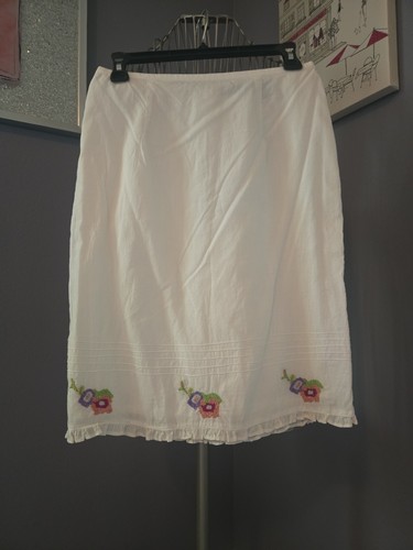 New Without Tags! Women's White Floral Embroidered Skirt - Size 5 - Uncivilized