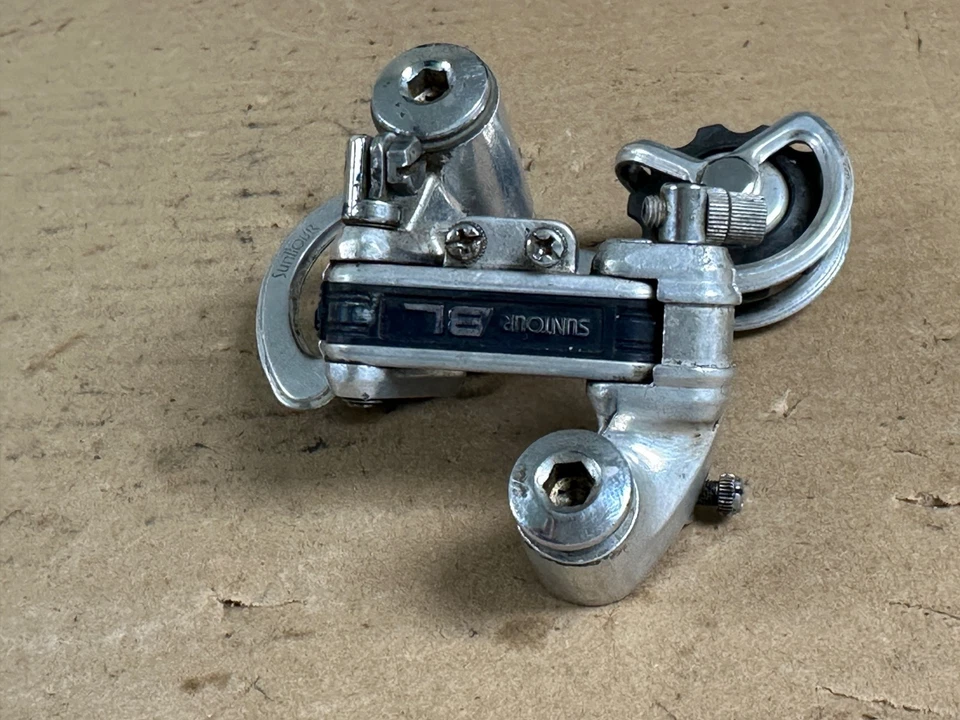 Desviador trasero vintage Suntour línea azul, jaula corta Foto 2 de 4