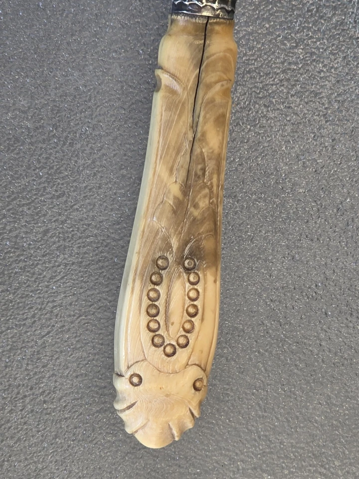 Cuchillo antiguo mango muy interesante con diseño tallado en él posible plata  Foto 2 de 4