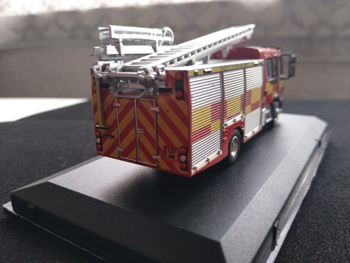 OXFORD DIECAST - VEO001 - VOLVO FL EMERGENCY ONE PUMP LADDER - WEST YORKSHIRE - Picture 6 of 9