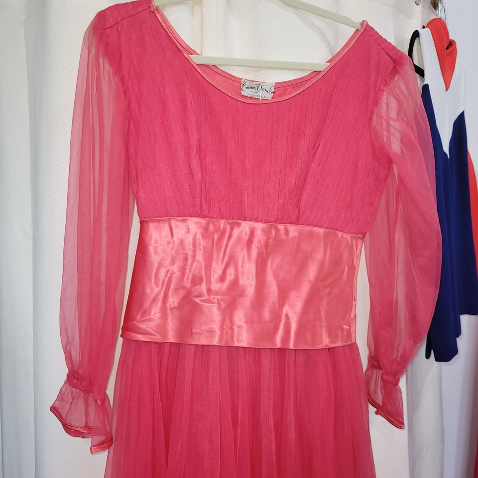 Vestido de fiesta vintage de chifón rosa Emma Domb años 50 con cintura de satén Foto 3 de 4