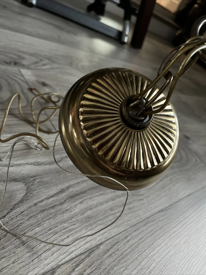 Pingente de luz THOMAS INDUSTRIES Tudor acabamento em latão MOE com abajur de vidro transparente. - Imagem 3 de 4