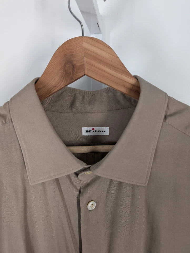 Camisa de Vestir Kiton Lyocell Cuello Extendido Italia 48" Esmoquin Taupe Beige Napoli Foto 2 de 4