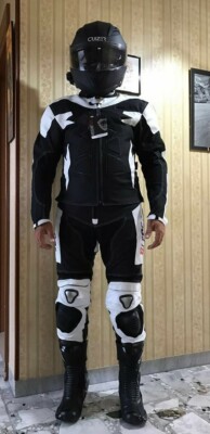 colore Nero//Rosso Tuta da MOTO per adulto in pelle e tessuto 4XL regolabile Taglie XS divisibile in 2 pezzi giacca e pantalone nero//rosso, 3XL BIESSE completa di protezioni CE