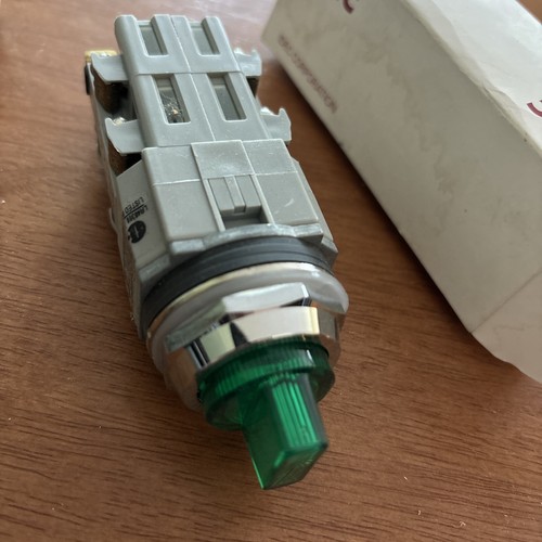 Nuevo interruptor selector iluminado IDEC ASLD319904DN G-24V - Imagen 2 de 4