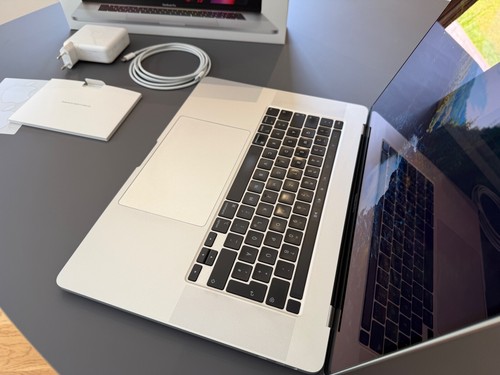 Apple MacBook Pro 16" (2019) TOP-Spec Core i9 2.4GHz 4TB 64GB RAM 8GBVRAM Silver - Afbeelding 9 van 24