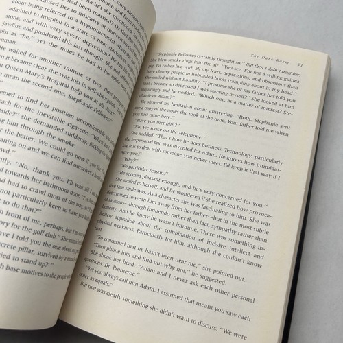The Dark Room by Minette Walters Hardcover 1st ed - Picture 17 of 17