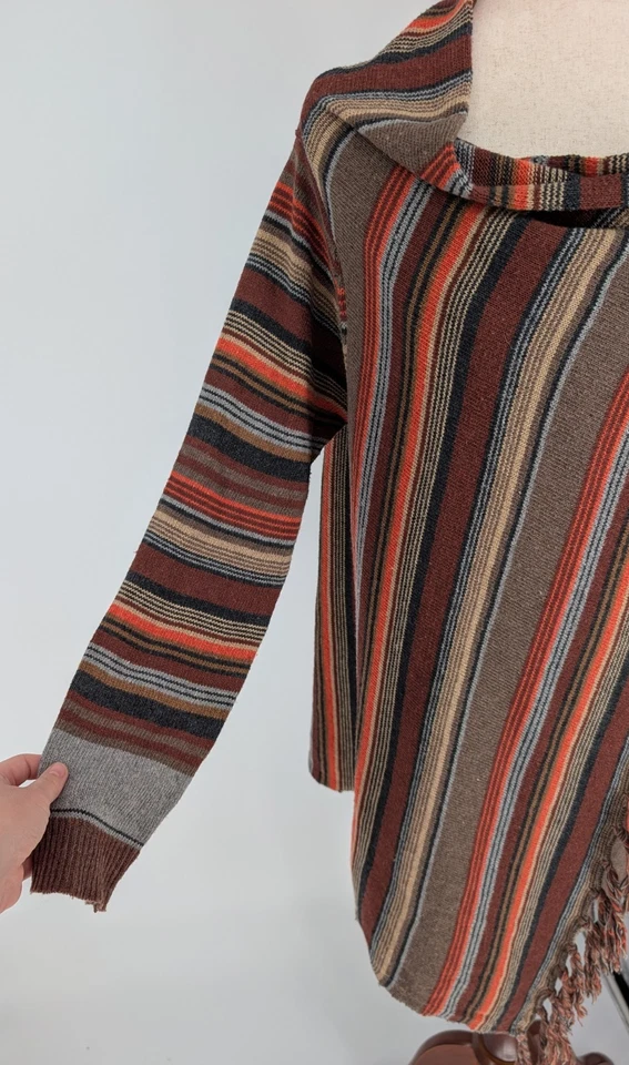 Poncho Suéter Boho Flecos Tejido a Rayas Ruana Envolvente Hippie Acogedor Cottagecore Foto 3 de 4