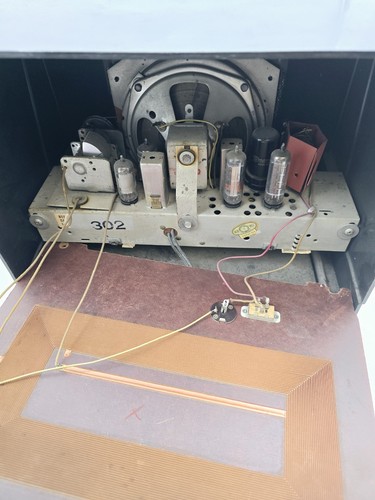 Crosley Bakelite Tube Radio 11-106U Powers On Hums - Picture 6 of 9