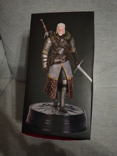 *The Witcher" Geralt Action Figure Wild Hunt 24 Cm Bear Armor Dark Horse NUOVO - Foto 3 di 7