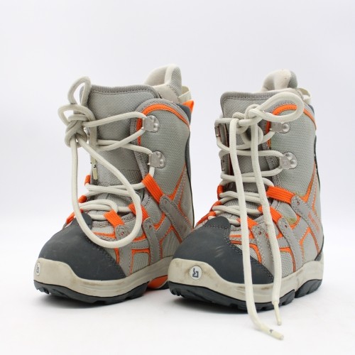 burton kids snowboard boot sizing Kids' Smalls Step On Boots - Black Grow system features a removable footbed and a secondary integrated footbed to expand boots one full size without compromising cushioning or support Burton Moto Kids Snowboard Boots