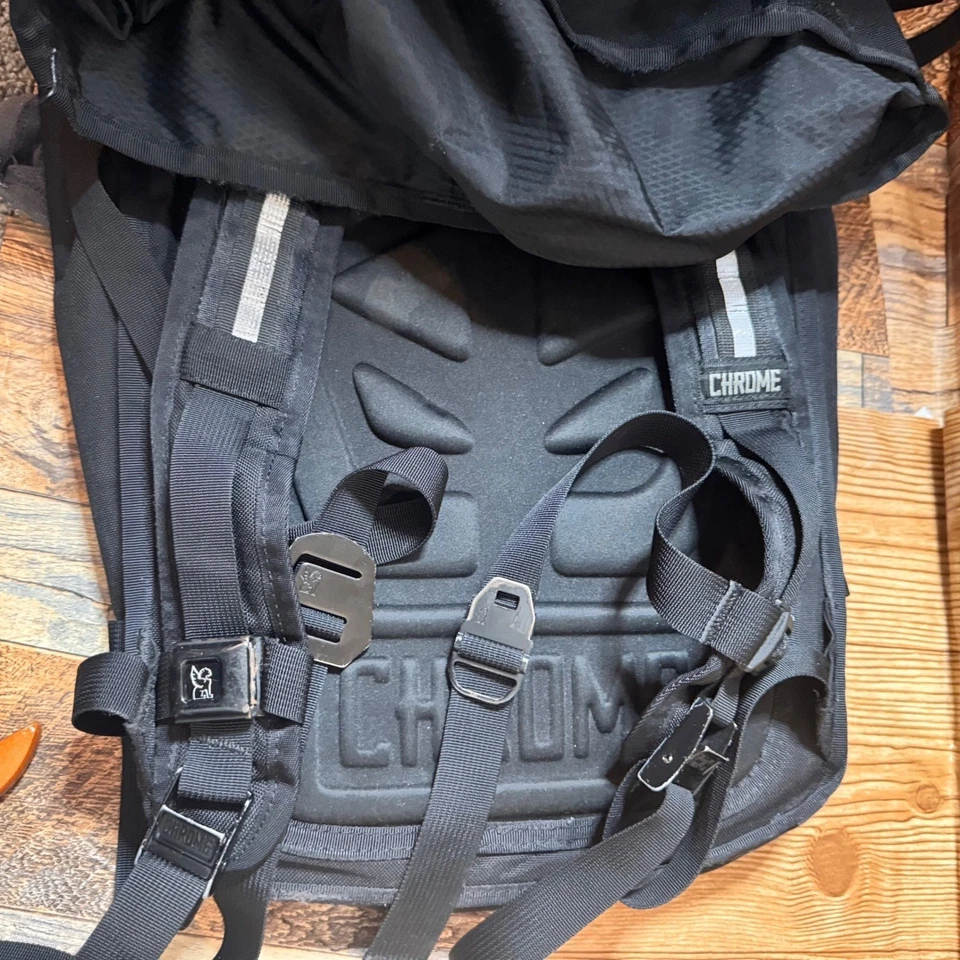 Mochila de carga Chrome Industries Barrage negra con tapa enrollable bolsa de mensajero Foto 4 de 4
