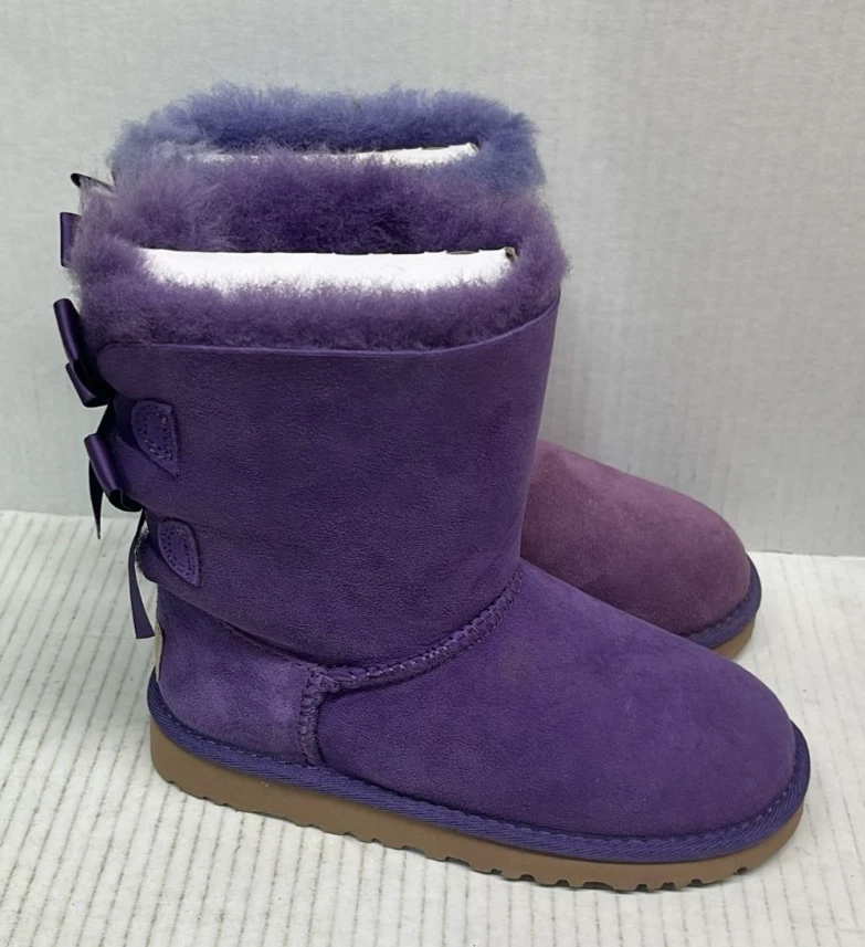 UGG T Bailey Botas con Arco Niños Pequeños Talla 12 Clásicas Piel de Oveja Acogedoras Invierno Niños Zapatos Foto 2 de 4