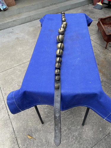 Campanas de trineo antiguas de pétalos de latón fundido graduadas 15 campanas correa de cuero de 2' excelente - Imagen 2 de 9