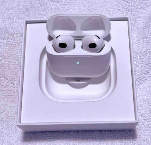Apple AirPods (3rd generation) with Magsafe Wireless Charging Case