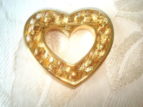 Vintage Monet Gold Tone Heart Pin Brooch With Faux Pearls KJ - Bild 2 von 3