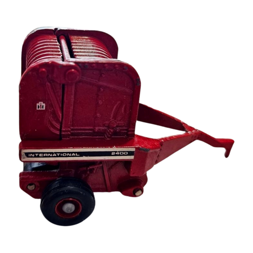Vintage ERTL 1/64 Scale International 2400 Round hay baler Die Cast Red farm S-5 - Picture 2 of 5