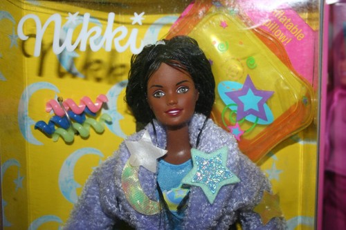 1999 pijama divertido muñeca Barbie afroamericana Nikki - nueva en caja - Imagen 3 de 6