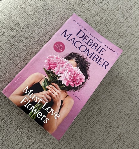 Must Love Flowers: A Novel - Paperback, by Macomber Debbie - Very Good - Picture 2 of 4