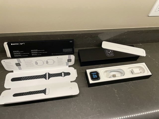 Apple Watch Series 4 Nike+ 44 mm Space Gray Aluminum Case with Anthracite/Black Nike Sport Band